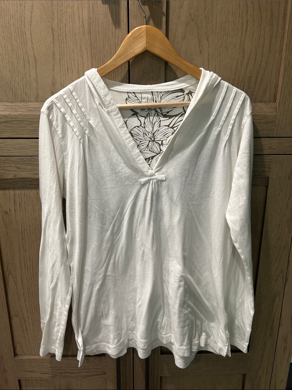 Columbia Women’s White V-Neck Long Sleeve Hooded Top